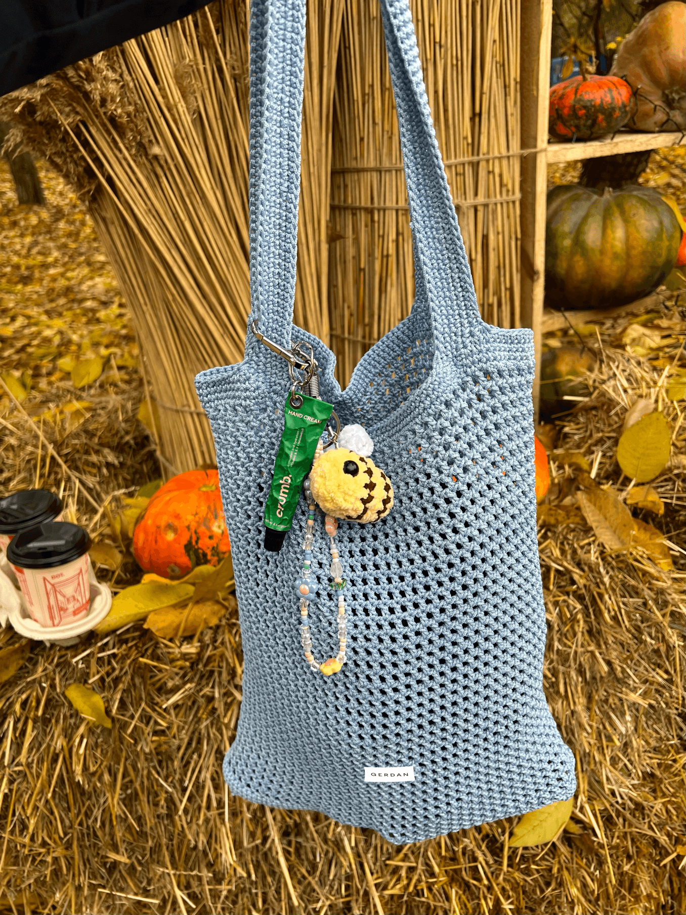 Блакитний шопер на фоні жовтого сіна